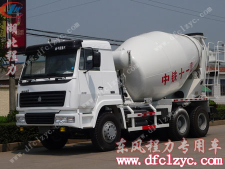 斯太爾混凝土攪拌運(yùn)輸車左側(cè)展示圖