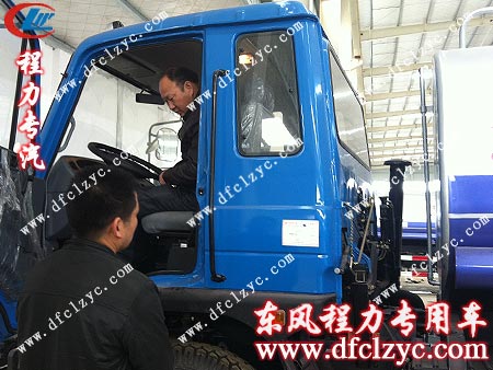 客戶親自試駕檢驗(yàn)東風(fēng)145多功能灑水車(chē)性能