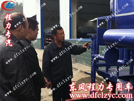 湖北程力工作人員為客戶講解東風(fēng)145多功能灑水車(chē)專(zhuān)用功能