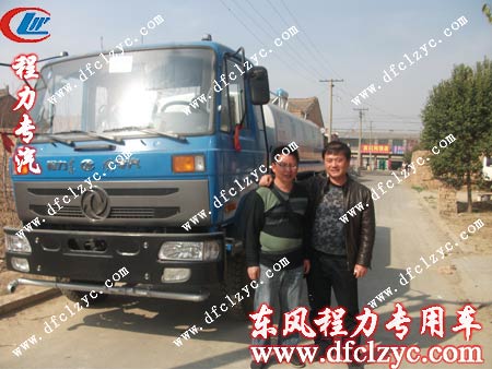 東風(fēng)145灑水車順利到達，客戶露出滿意笑容