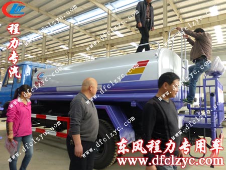 客戶親自檢查東風(fēng)153多功能綠化灑水車罐體
