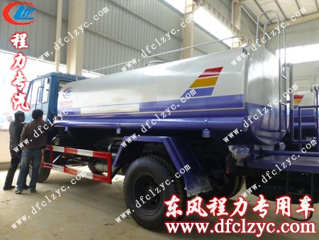 東風(fēng)153灑水車銀灰銀藍(lán)的罐體，光鮮亮麗