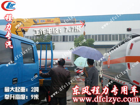 湖北程力司機(jī)為隨車吊客戶演示操作過程 湖北程力司機(jī)為隨車吊客戶演示操作過程