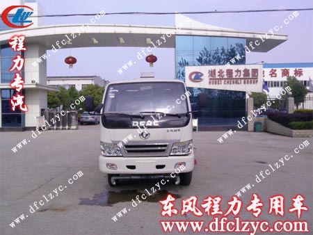 東風(fēng)勁卡掃路帶灑水車出發(fā)前公司門口留影 東風(fēng)勁卡掃路帶灑水車出發(fā)前公司門口留影