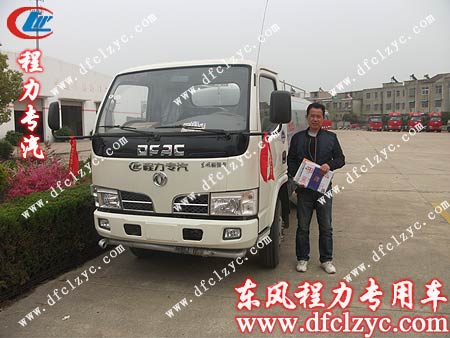 安徽安慶的黃先生收到車后高興地與愛車留影