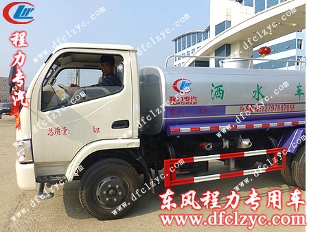 河北廊坊的馬先生親自來廠提車，出發(fā)前滿意地留下合影