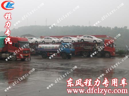 風雨兼程,東風145灑水車趕路中