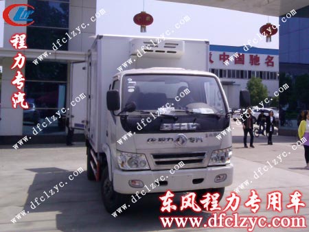 東風勁卡冷藏車司機師傅出發(fā)前