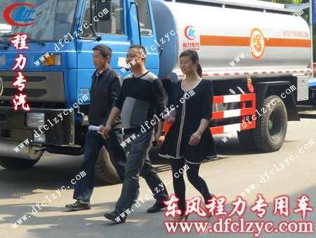 銷售經(jīng)理帶鄧先生看車路上 銷售經(jīng)理帶鄧先生看車路上