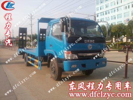 東風(fēng)勁卡挖機(jī)平板運(yùn)輸車停在路邊，靜待出發(fā)