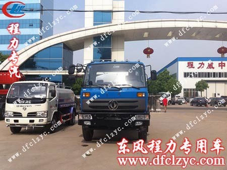 東風(fēng)145灑水車出發(fā)前公司門口留影 東風(fēng)145灑水車出發(fā)前公司門口留影