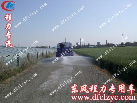 東風(fēng)145灑水車正在進(jìn)行后灑測試