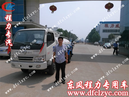 客戶出發(fā)前在公司門口留影