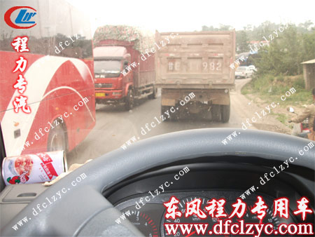 東風(fēng)多利卡冷藏車正行駛在路上