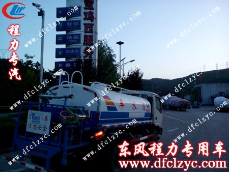 湖北程力東風(fēng)勁卡灑水車路過寶雞