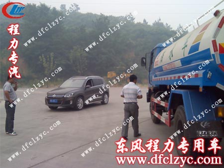 湖北程力東風(fēng)145灑水車客戶前來看車