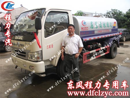 葛先生與湖北程力東風(fēng)小霸王灑水車(chē)合影