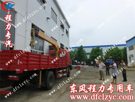 金董三人在隨車起重運(yùn)輸車湖北程力試驗(yàn)廠