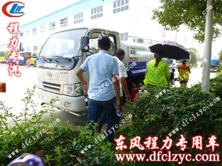 程力公司庹經(jīng)理介紹東風(fēng)勁卡灑水車場(chǎng)景