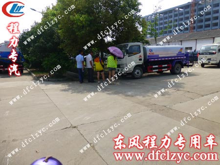 程力公司庹經(jīng)理介紹東風(fēng)福瑞卡灑水車場(chǎng)景