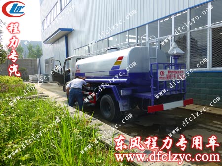 程力公司司機(jī)向向客戶講解每個(gè)裝置用途