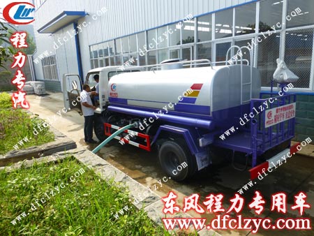 程力公司向客戶講解并演示灑水車操作過(guò)程