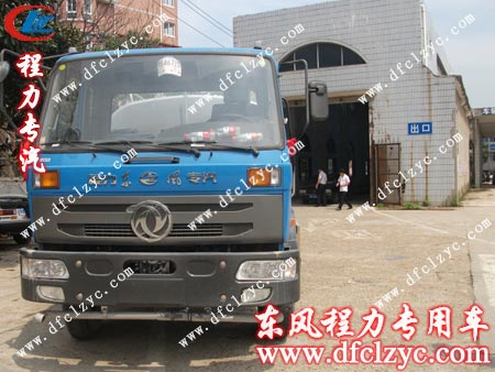 車(chē)輛管理所前檢驗(yàn)該輛東風(fēng)145灑水車(chē)