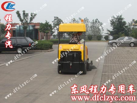 湖北程力電動(dòng)掃路車清掃效果圖