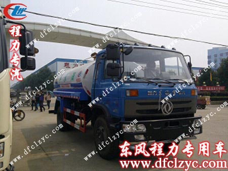 湖北程力門口接受司機(jī)出發(fā)前檢查的東風(fēng)145灑水車 湖北程力門口接受司機(jī)出發(fā)前檢查的東風(fēng)145灑水車