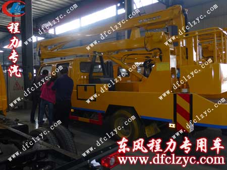 客戶(hù)正在查看江鈴高空作業(yè)車(chē)