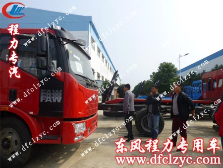 用戶來到解放平板運(yùn)輸車現(xiàn)車停車區(qū)