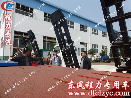 李先生正在與朋友討論平板運(yùn)輸車