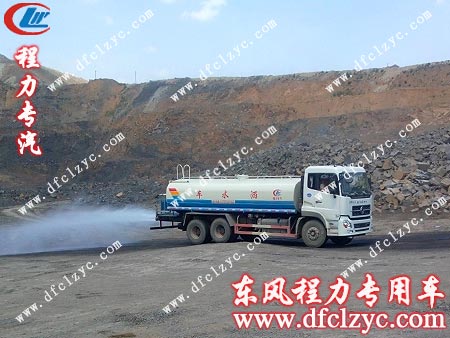 東風(fēng)天龍后雙橋灑水車試水效果圖