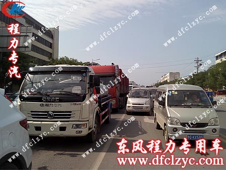 東風多利卡吸糞車途經(jīng)河南駐馬店
