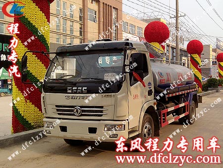 東風多利卡吸糞車途經(jīng)河南省蘭考縣