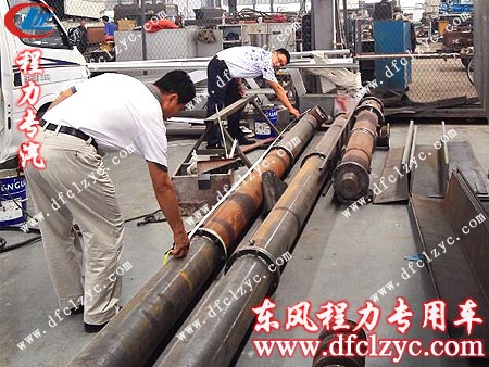 客戶測(cè)量湖北程力散裝飼料運(yùn)輸車的絞龍