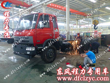 東風(fēng)1208后雙橋?yàn)⑺?chē)底盤(pán)進(jìn)入灑水車(chē)車(chē)間開(kāi)始生產(chǎn)