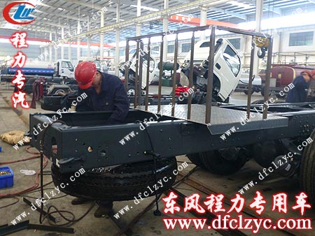 東風(fēng)1208后雙橋?yàn)⑺?chē)尾部工作平臺(tái)大致已焊接完畢