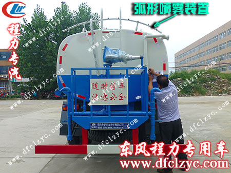 湖北程力集團送車師傅為東風145灑水車貼上臨時牌照 湖北程力集團送車師傅為東風145灑水車貼上臨時牌照