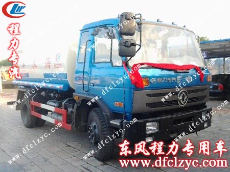 龔總親自為東風145灑水車系上紅絲帶 龔總親自為東風145灑水車系上紅絲帶