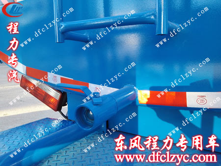 東風(fēng)多利卡運(yùn)水車罐體尾部的不銹鋼自流口 東風(fēng)多利卡運(yùn)水車罐體尾部的不銹鋼自流口