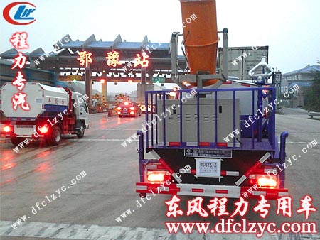湖北程力東風(fēng)小多利卡多功能噴藥車和福田掛桶式垃圾車經(jīng)過鄂豫收費(fèi)站