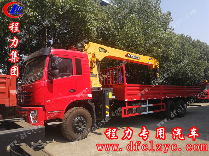 程力集團東風后雙橋隨車吊，在陽光的照耀下，顯得異常耀眼