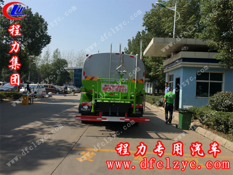 河南客戶來程力公司提的國六東風(fēng)D9灑水車，正在廠區(qū)門口等待核對資料出廠